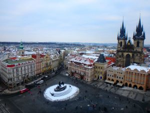 La Place de la Vieille Ville du haut de l'horloge astronomique à Prague