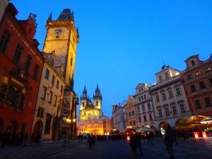 Vue de nuit de Staré Mesto à Prague avec la Cathédrale de Tyn et l'hôtel de ville