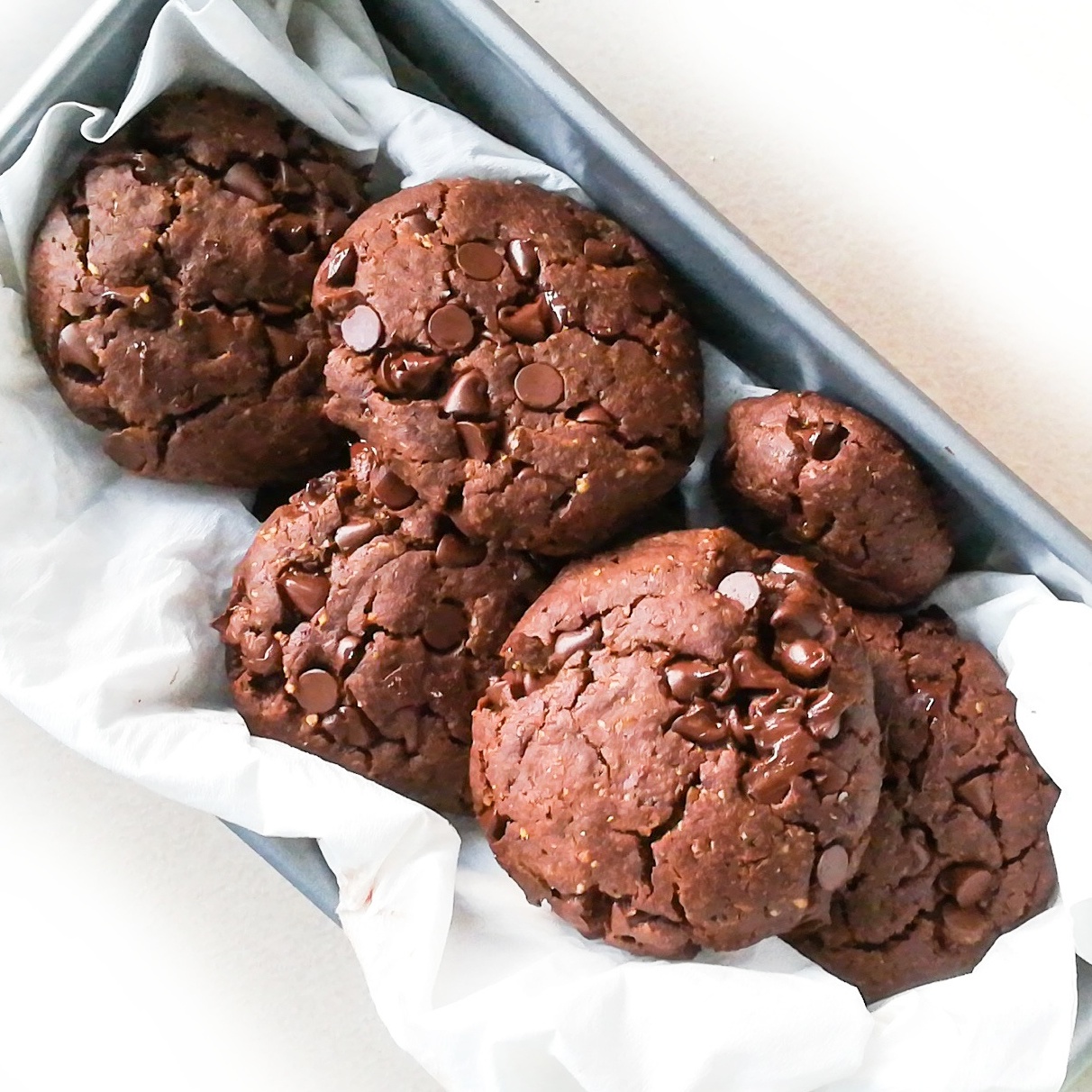 Des cookies tout chocolat, au beurre de cacahuète et à la fleur de sel, healthy et vegan